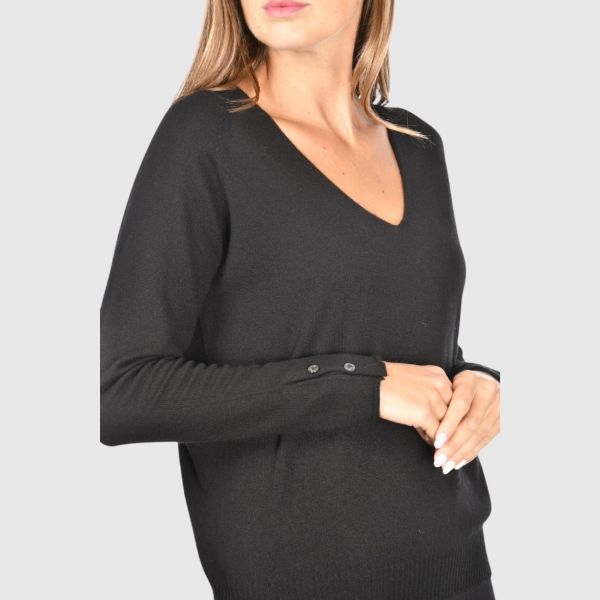 Picture of Detailed v neck